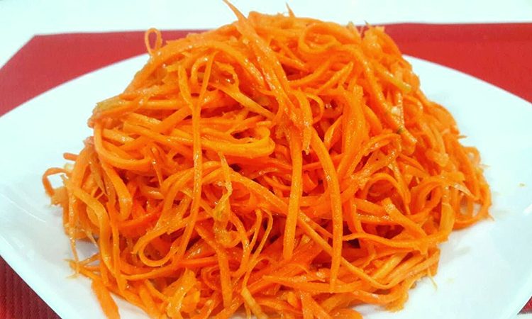 Простой эффектный салат из корейской моркови и крабовых палочек