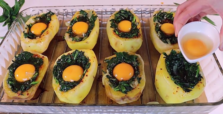 Яйца, запечённые в картофеле