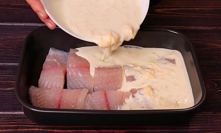 Бюджетная рыба со сливками и сыром в духовке