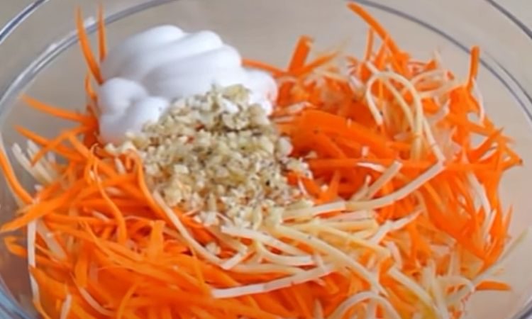 Салат с  морковью, чесноком и сыром