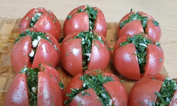 Маринованные помидоры с зеленью