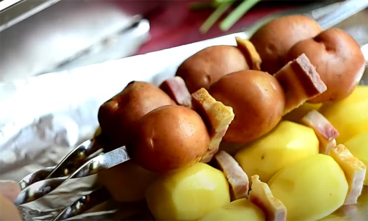 Картошка, запечённая на шампурах