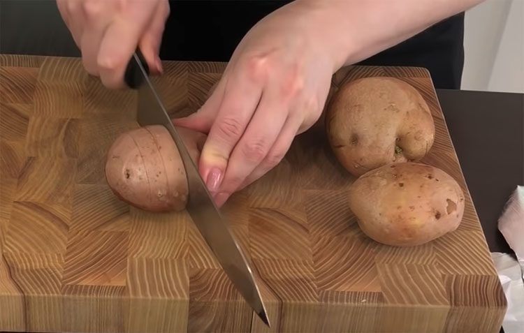 Ароматный картофель в фольге