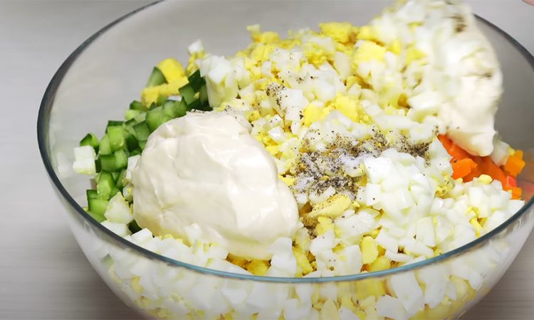 Крабовый салат в чуть более легком исполнении, но не хуже во вкусе