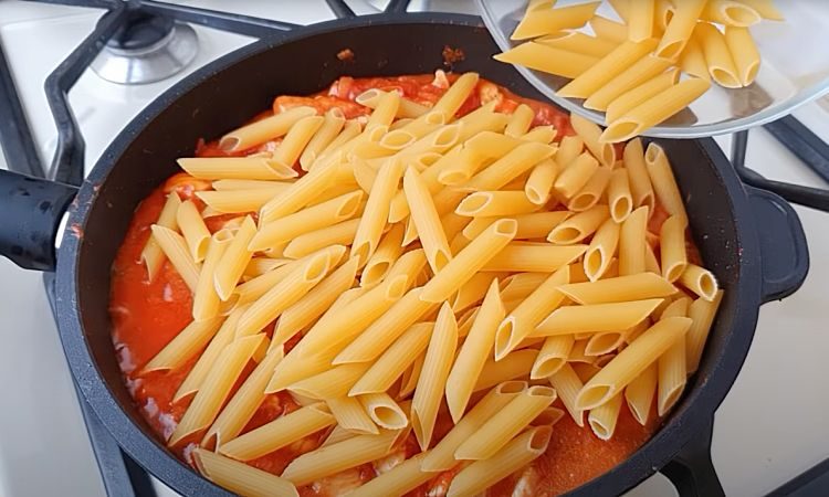 Макароны не варим, а сразу отправляем на сковороду к томатной пасте и пропитываем вкусом
