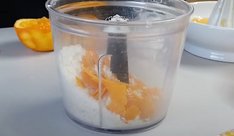 Делаем тесто из стакана муки и добавляем апельсиновый сок