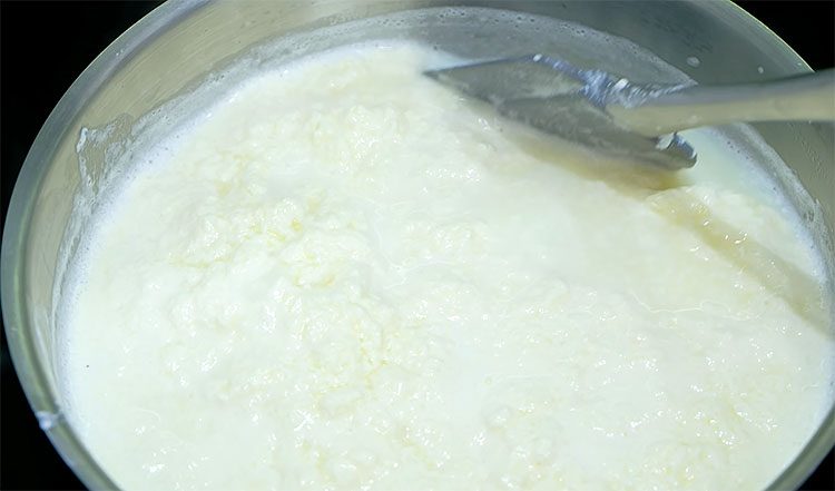 Готовим домашний сыр: все готово за 10 минут. Нужны молоко, сметана и яйца