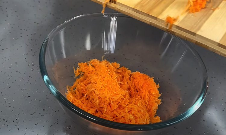 2 минуты и шикарный салат из моркови и мандаринов готов. Можно подать даже на праздник и будет не стыдно