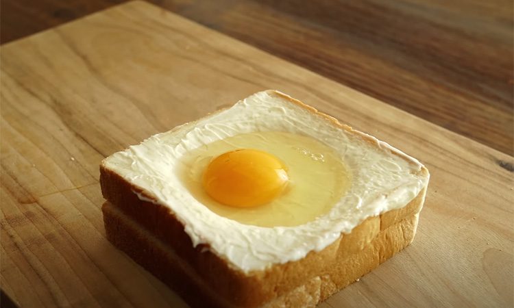 Готовим идеальный завтрак из пары кусочков хлеба. Внутри нежный сыр и яйцо