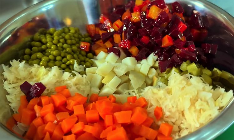 Все дело в правильной заправке. Классический винегрет, но с новым вкусом