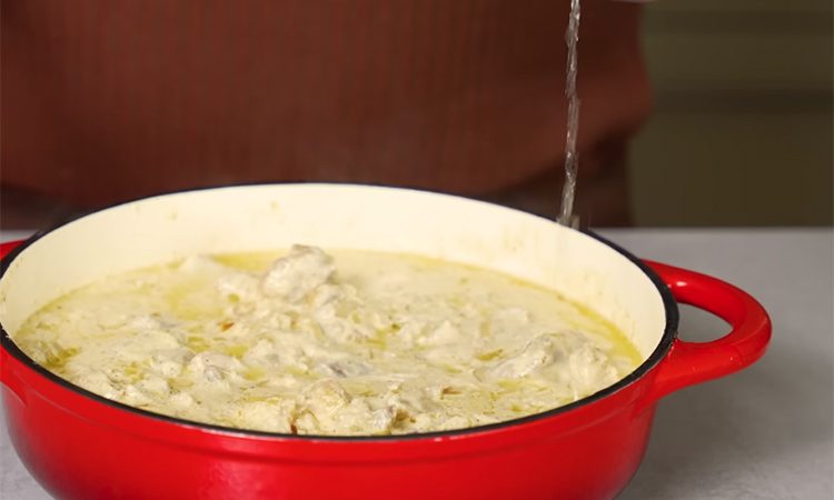 Сметана с чесноком и луком. Рецепт дежурной подливы для всегда сочной курицы