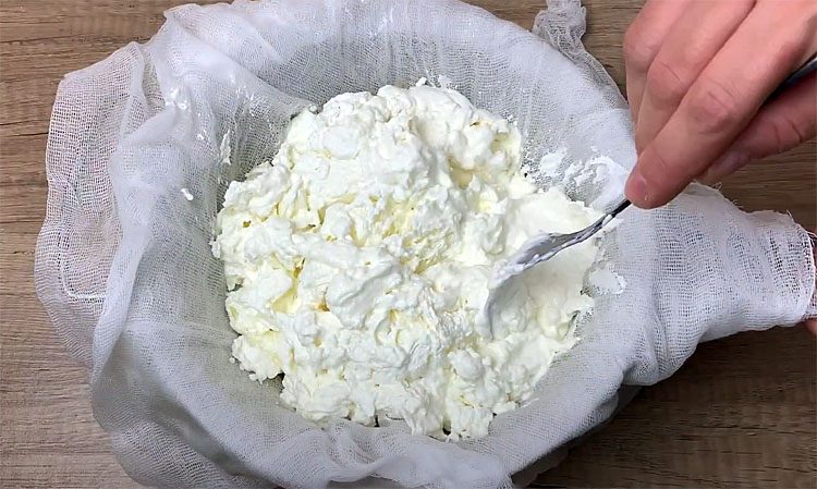 Просто убираем лишнюю влагу. Превращаем замороженный пакет кефира в домашний сыр