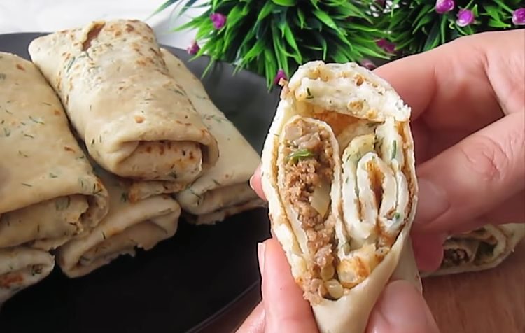 Добавляет изюминку во вкус и шикарно сочетается с мясной начинкой. Добавляем в блинное тесто картофель