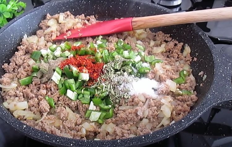 Добавляет изюминку во вкус и шикарно сочетается с мясной начинкой. Добавляем в блинное тесто картофель