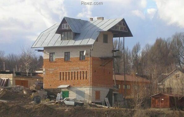Кошмар! Как же смогли построить такие дома?