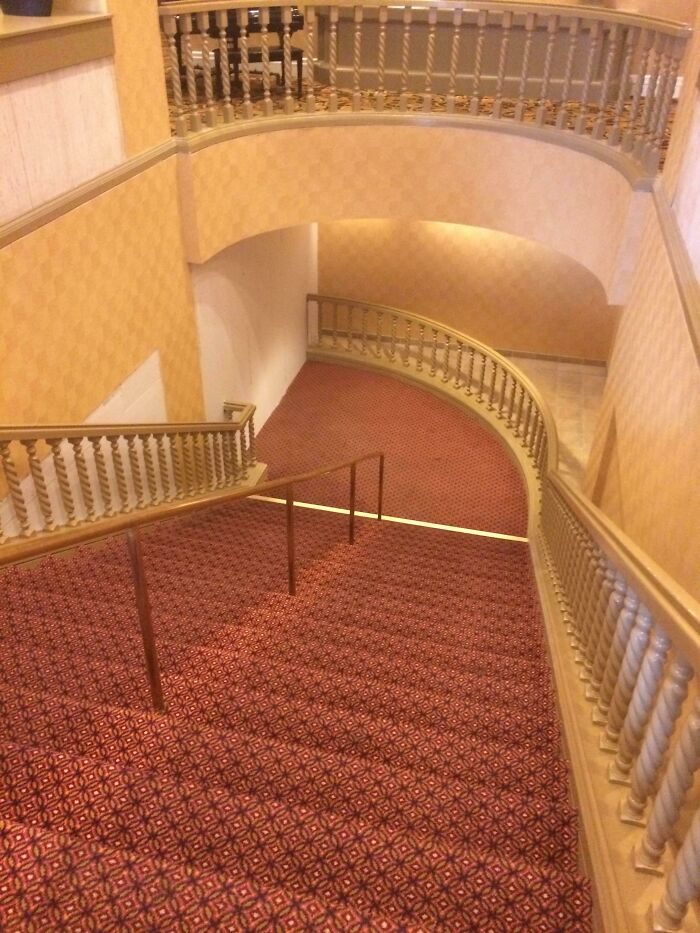 Кто-нибудь знает, как такие лестницы смогли построить?