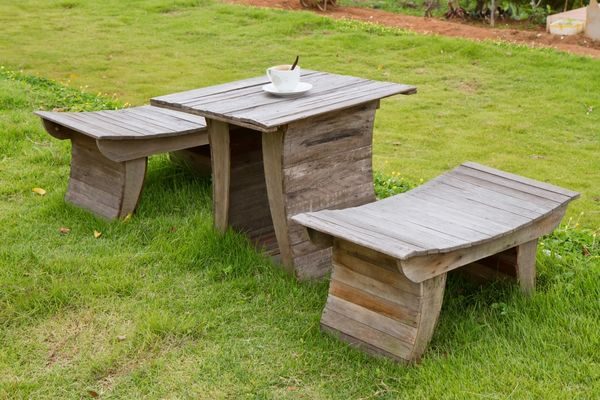 Отличные идеи деревянной садовой мебели