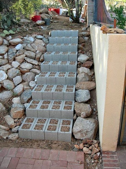 Бетонные блоки пригодятся в саду и на даче