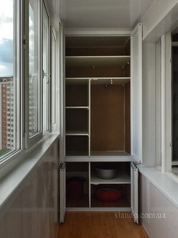 Внутреннее наполнение шкафа на балконе