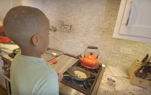 11- летний мальчик готовит удивительные блюда для всей семьи
