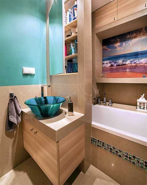 Яркий красивый дизайн маленькой ванной комнаты