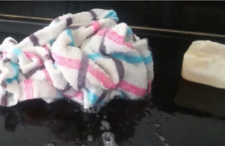 Как отстирать кухонные полотенца в микроволновке?