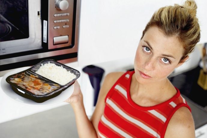 7 вещей, которые ни в коем случае нельзя класть в микроволновую печь