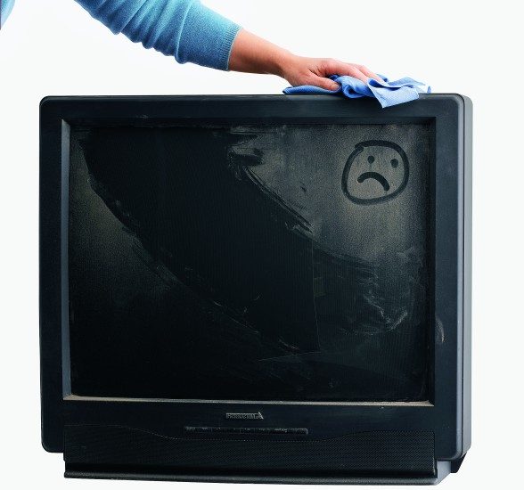 Как правильно чистить телевизор от пыли?