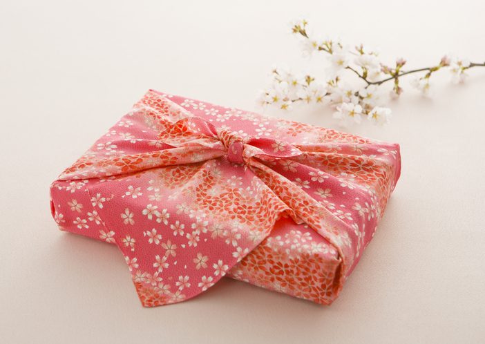 «Экологично и практично»: упаковываем новогодние подарки по-японски