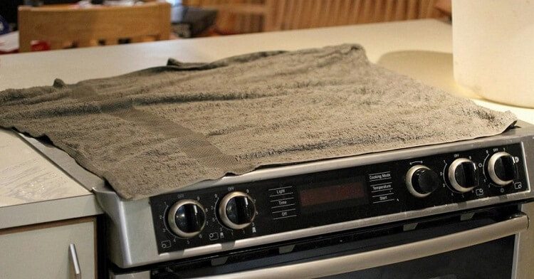 Зачем нужно накрывать плиту влажными полотенцами?