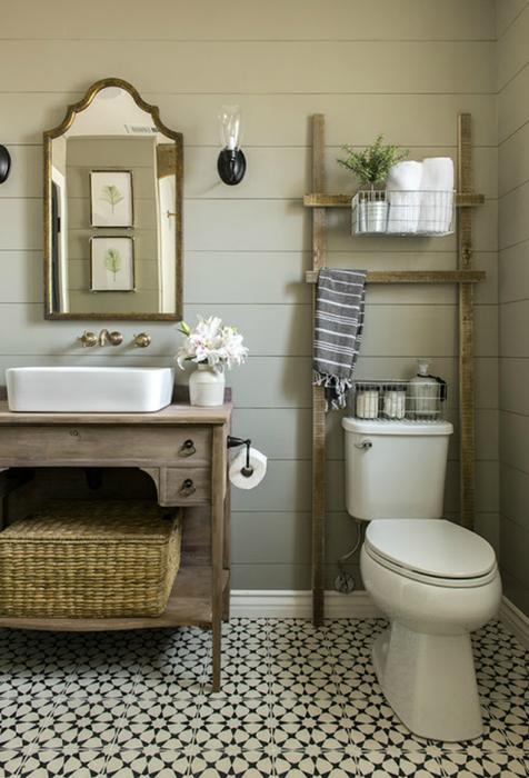 7 способов навести порядок в ванной без шкафов