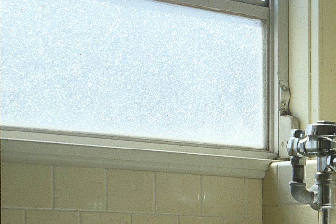3 причины наличия в хрущёвках окна между ванной и кухней
