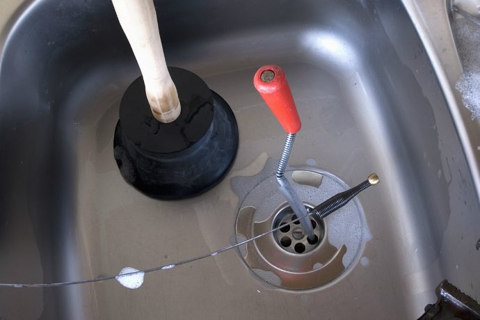 3 способа прочистить засор в сливе раковины и ванны