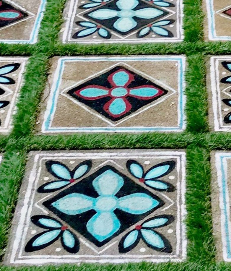 Оригинальный декор садовой дорожки из бетона