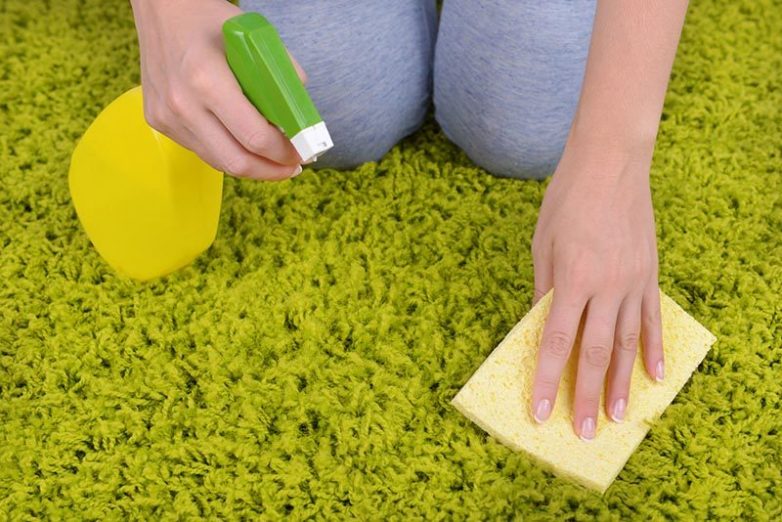 3 проверенных способа очистить ковёр без химии