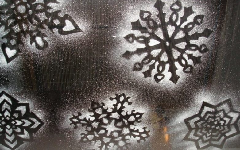 Снежный рисунок на окне к Новому году