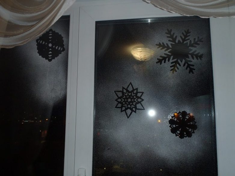 Снежный рисунок на окне к Новому году
