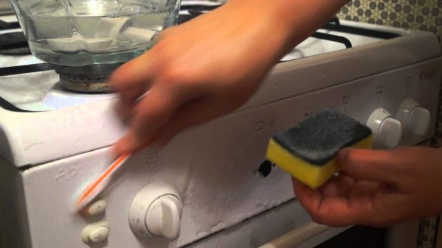 Как легко почистить не снимающиеся ручки у плиты?