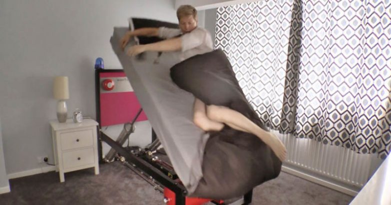 Самое гениальное изобретение: кровать, которая вас обязательно разбудит!