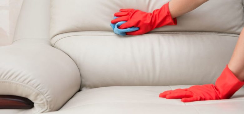 Как очистить диван минералкой