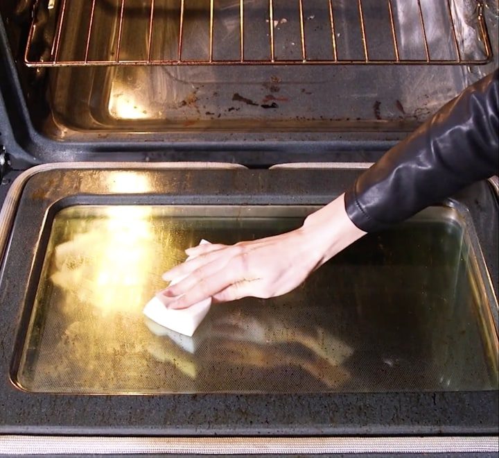 Один секрет, который поможет быстро очистить дверцу духовки