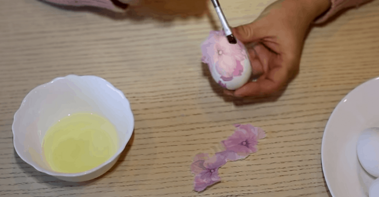 Как окрасить пасхальные яйца не используя краситель
