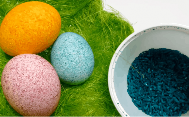 Как покрасить яйца при помощи риса