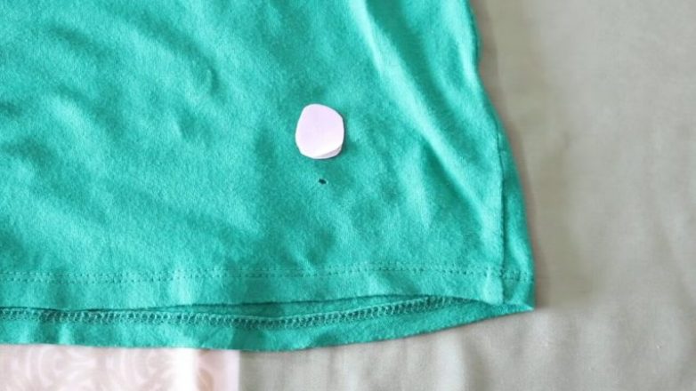 Как зашить дырку на одежде, не используя иголку и нитку