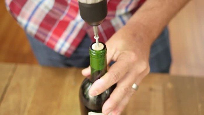 Как открыть бутылку вина, если под рукой не оказалось штопора