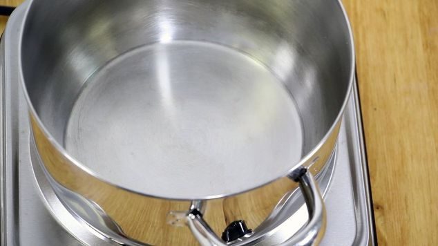 Как быстро отмыть пригоревшую кастрюлю