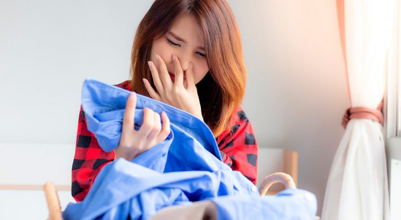 Как избавить одежду от запаха без стирки