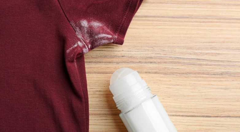 Как быстро убрать следы дезодоранта с одежды