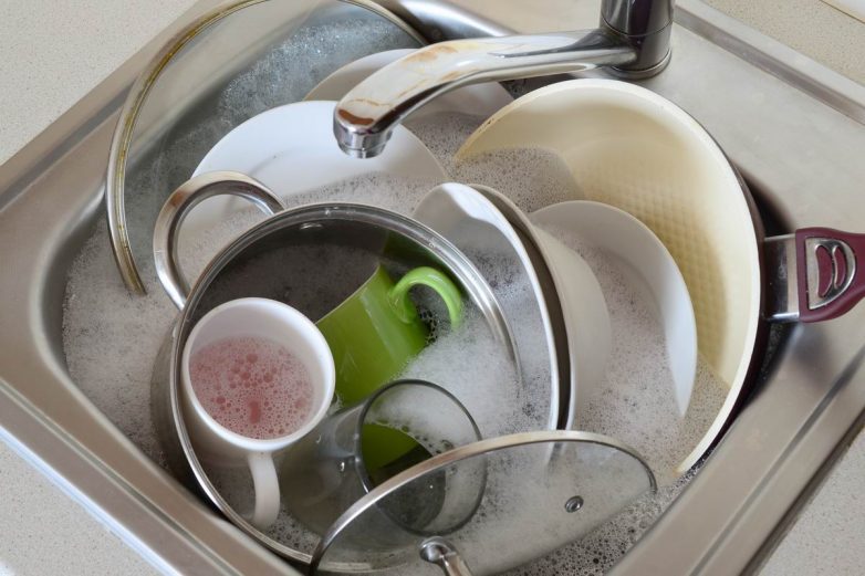Почему нельзя оставлять на ночь грязную посуду в мойке