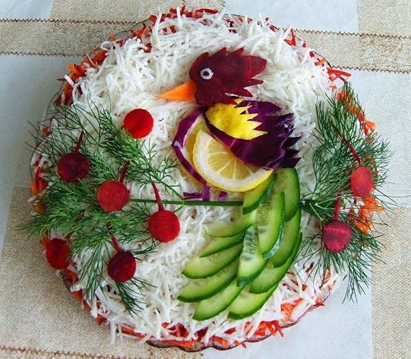 Необычное оформление салатов, которые украсят новогодний стол